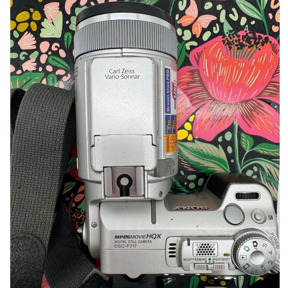Sony Cyber-shot DSC-F717 Digital Camera Carl Zeiss Lens 512MB Stick Charger